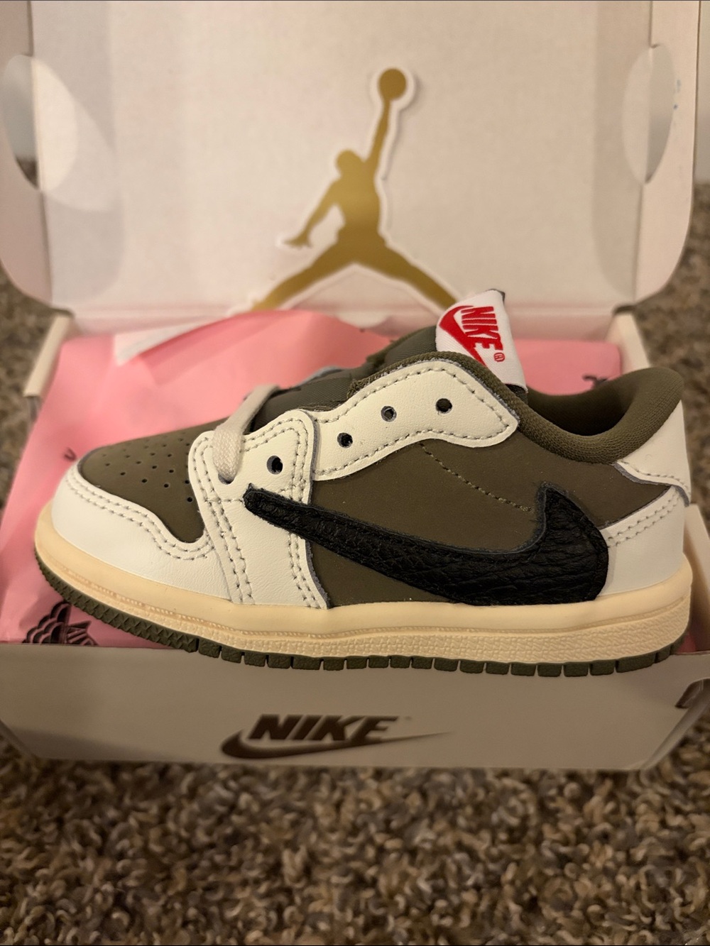 Nike Kids Low-Top Sneakers in Olive, White & Black